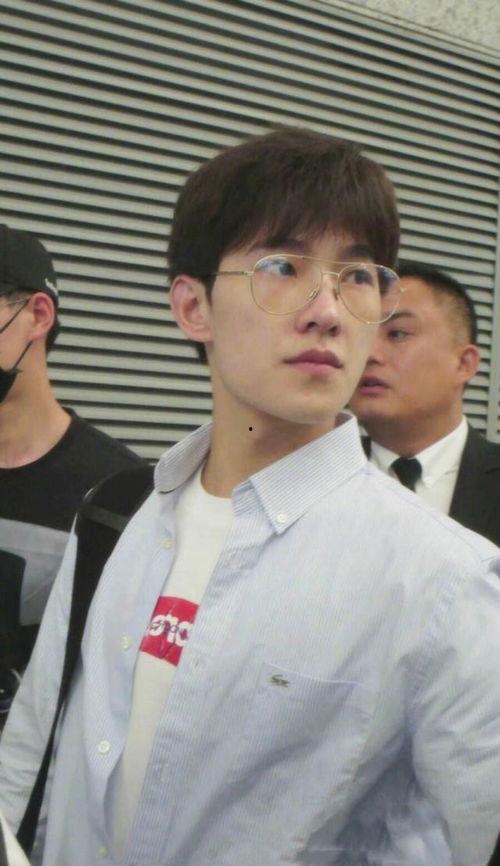 杨洋机场最新爆料,帅气偶像机场造型曝光，粉丝尖叫不已！  第3张